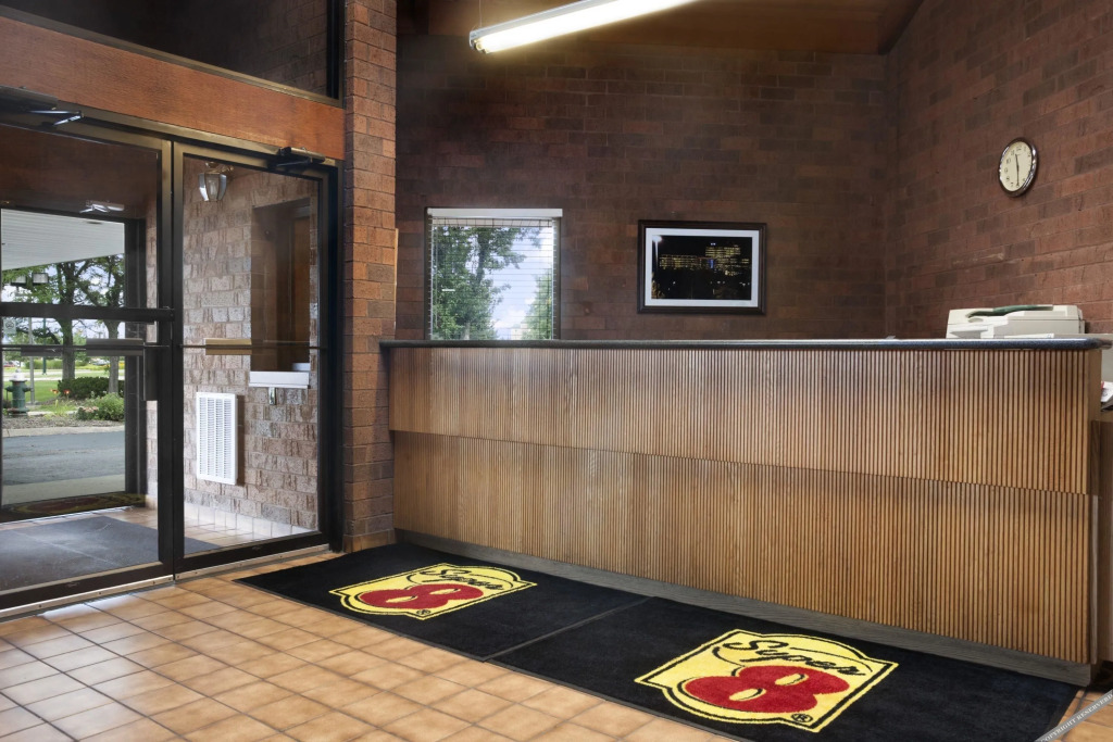 Super 8 Beachwood