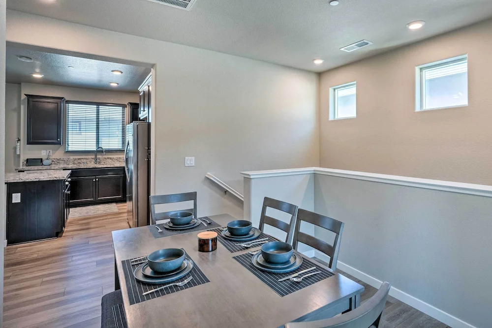 Pet-friendly Elk Grove Retreat w/ Balcony!