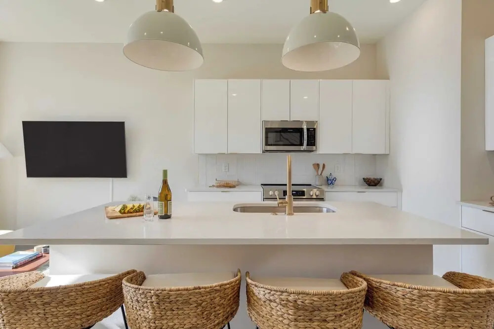 Sleeps 16 2 Modern Townhomes, Minutes to Broadway Lischey & 98 Degrees by Avantstay