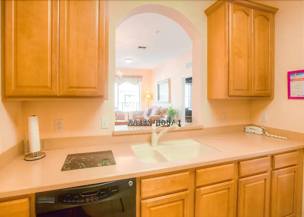Gorgeous Top-Floor Condo w Private Balcony