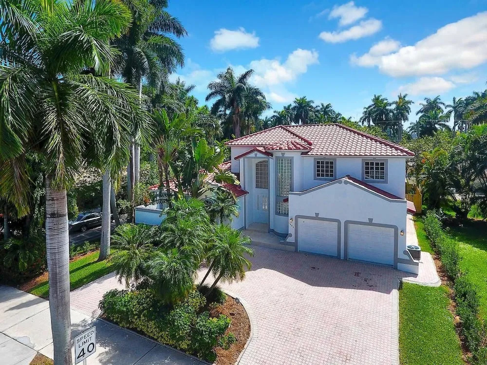 Beautiful Hollywood Beach 4 BR Home W Heated Pool