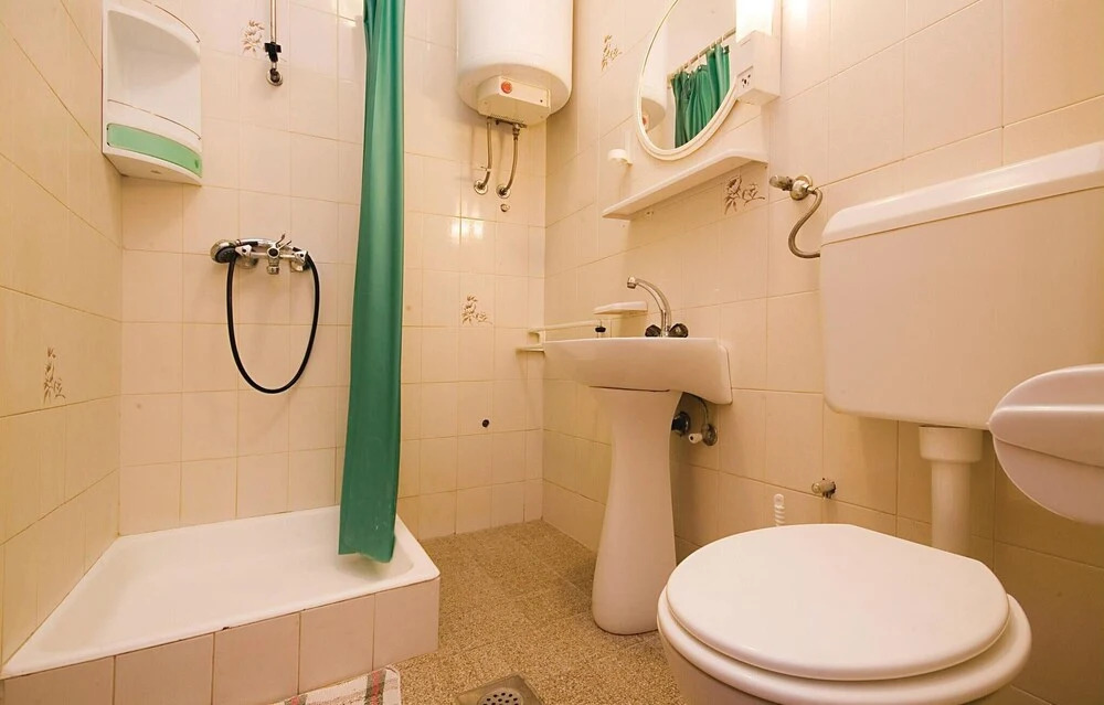 Beautiful Home in Nin With Wifi and 6 Bedrooms