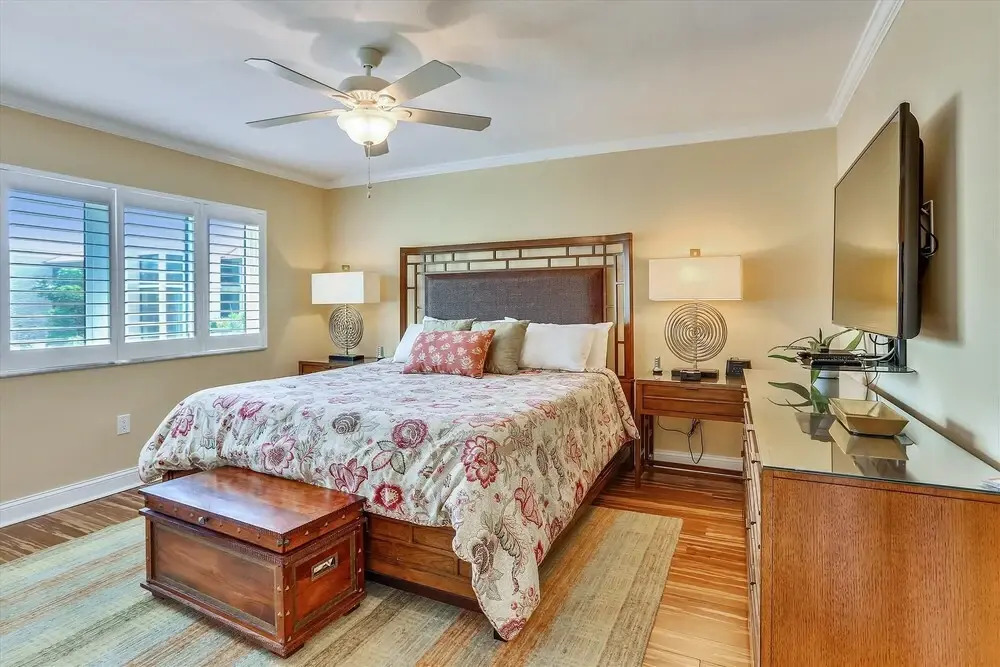 Land's End 306 Building 4 BAY Views / Updated End Unit!