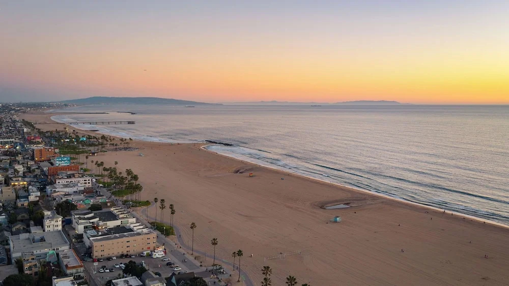 Venice Veranda by Avantstay 3-min Walk to Beach + Rare Walk Street EV Charger + Firepit + Outdoor Dining