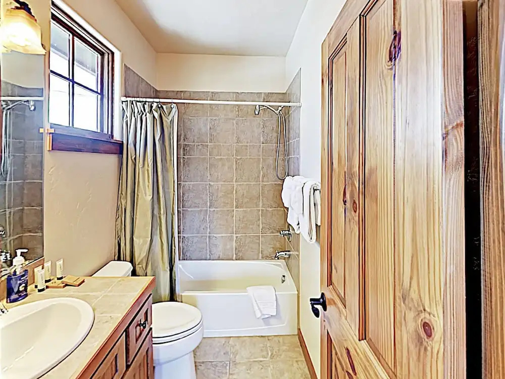 New Listing! Stylish Townhome W/ Private Hot Tub 3 Bedroom Townhouse