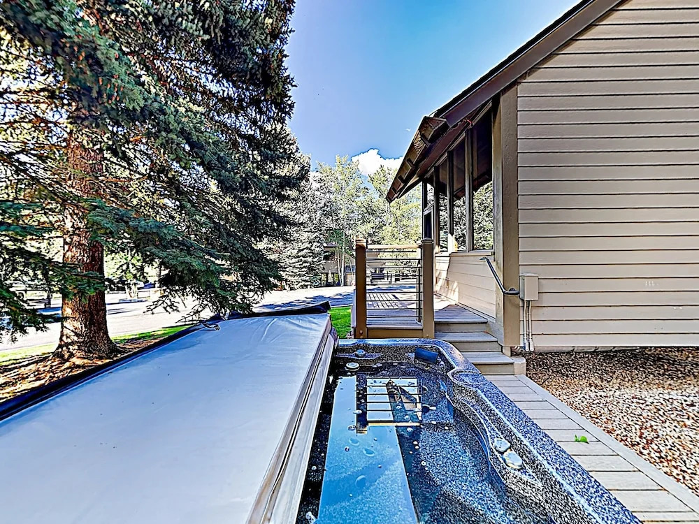 New Listing! Ski Basecamp W/ Hot Tub, Walk To Lift 3 Bedroom Townhouse