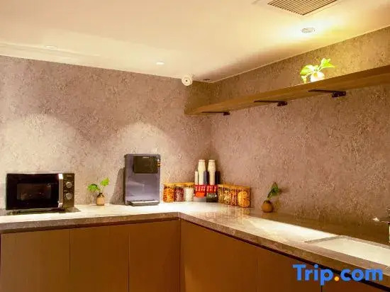 Yishe 101 Hotel (Xi'an Bell and Drum Tower Sajinqiao Subway Station)