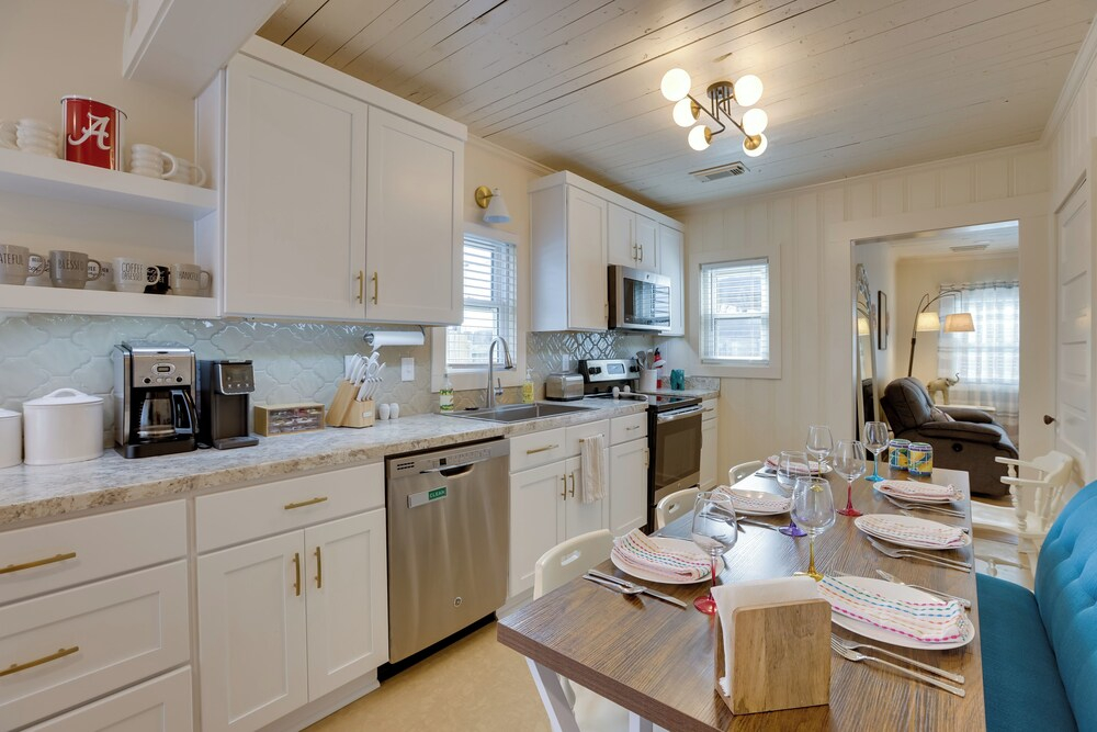 1 Mile to UA Campus: Walkable Midtown Getaway