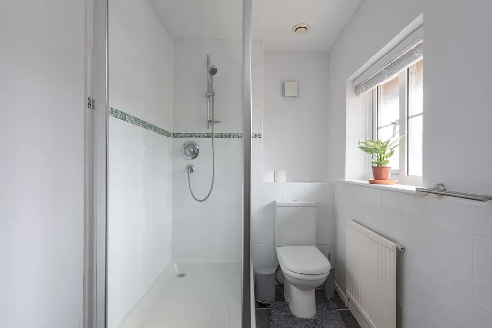 Milton Keynes Close to Station 6 bed Free Parking