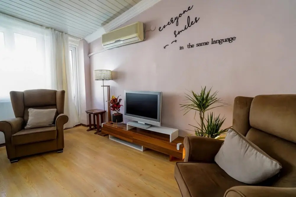 Central Flat with Balcony and Terrace in Muratpasa