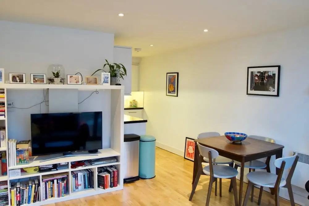 Light and Airy Dalston Living In Convenient Location