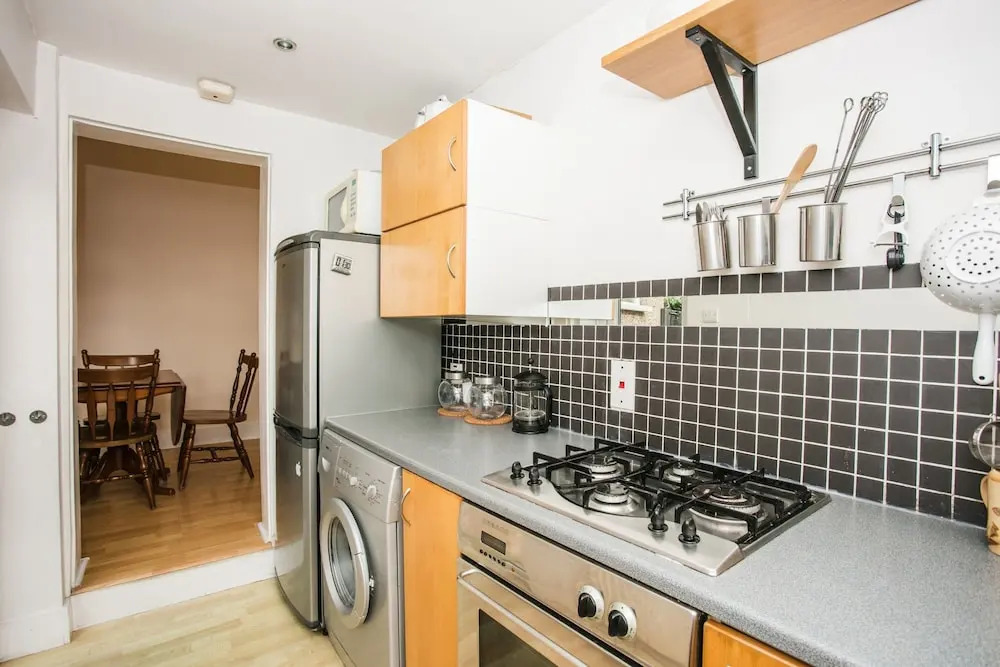 1 Bedroom Flat In Wimbledon With Garden