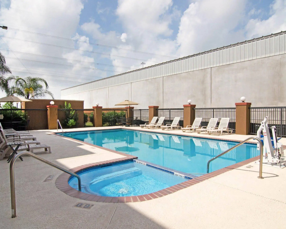 Quality Suites Houston IAH Airport - Beltway 8
