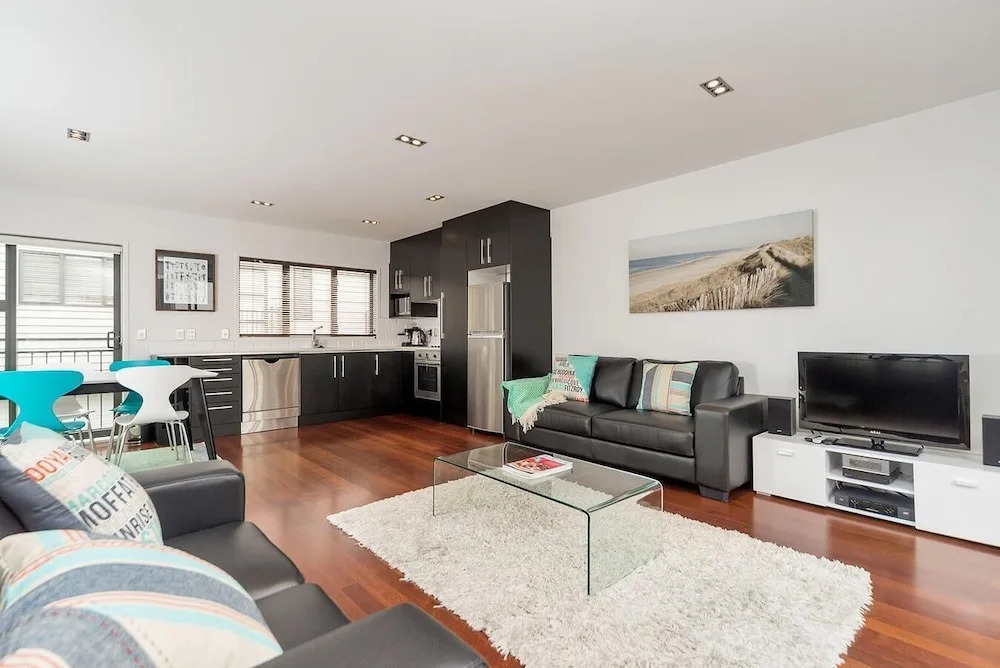 QV Modern 3 Level Sunny Townhouse - 640