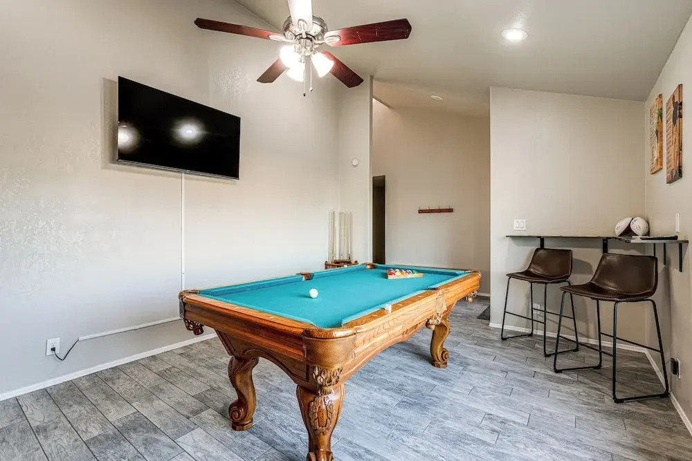 Pool, Putting Green & Games: Chandler Home!