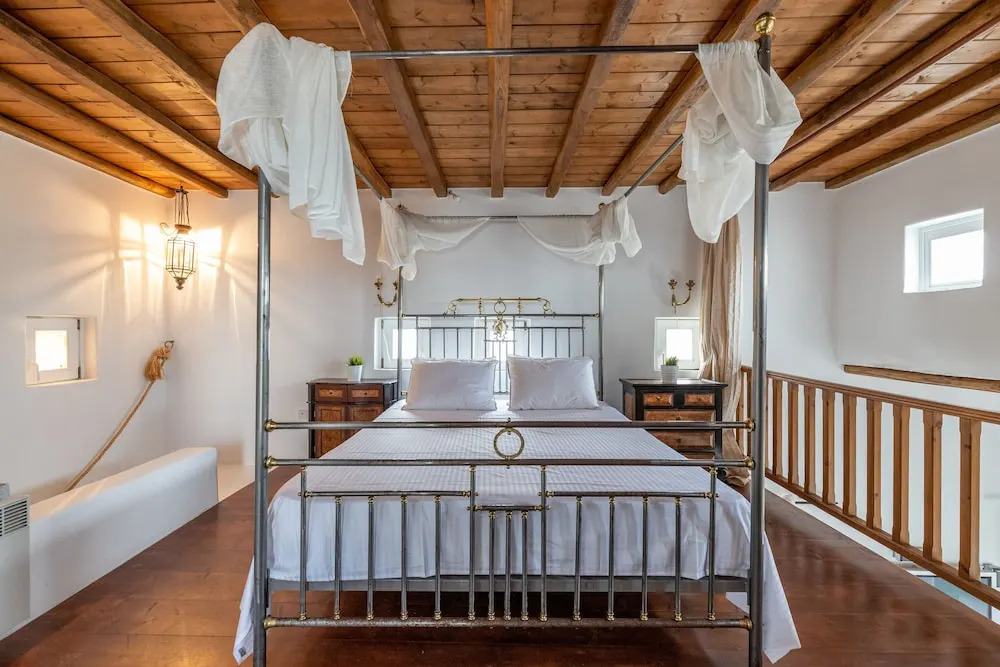 Carmelita Villa with Pool by Stylish Stays