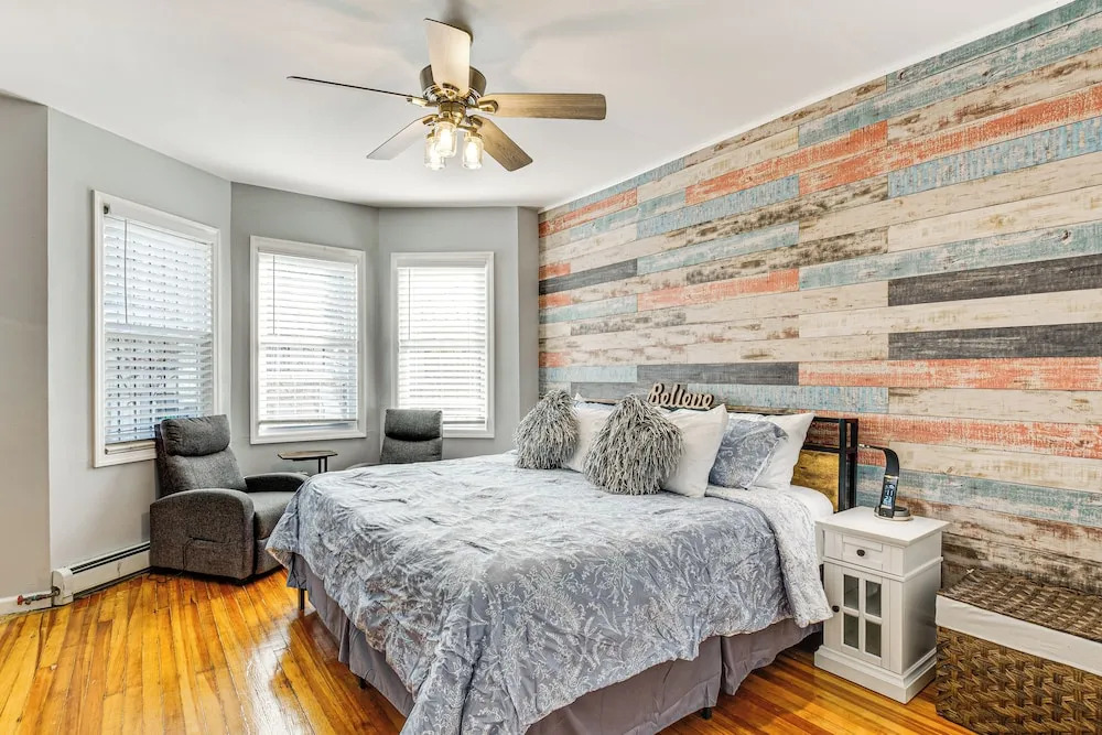 1 Mi to Downtown Newark: Urban Escape