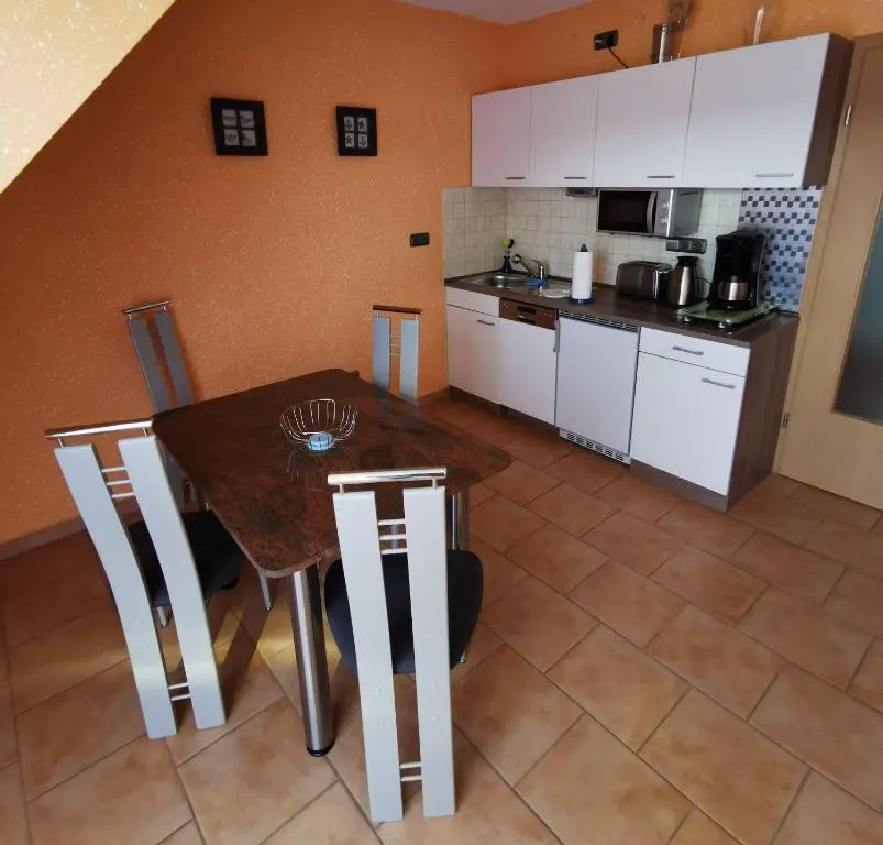 Moderne Ferienwohnung für 4 Personen mit Balkon