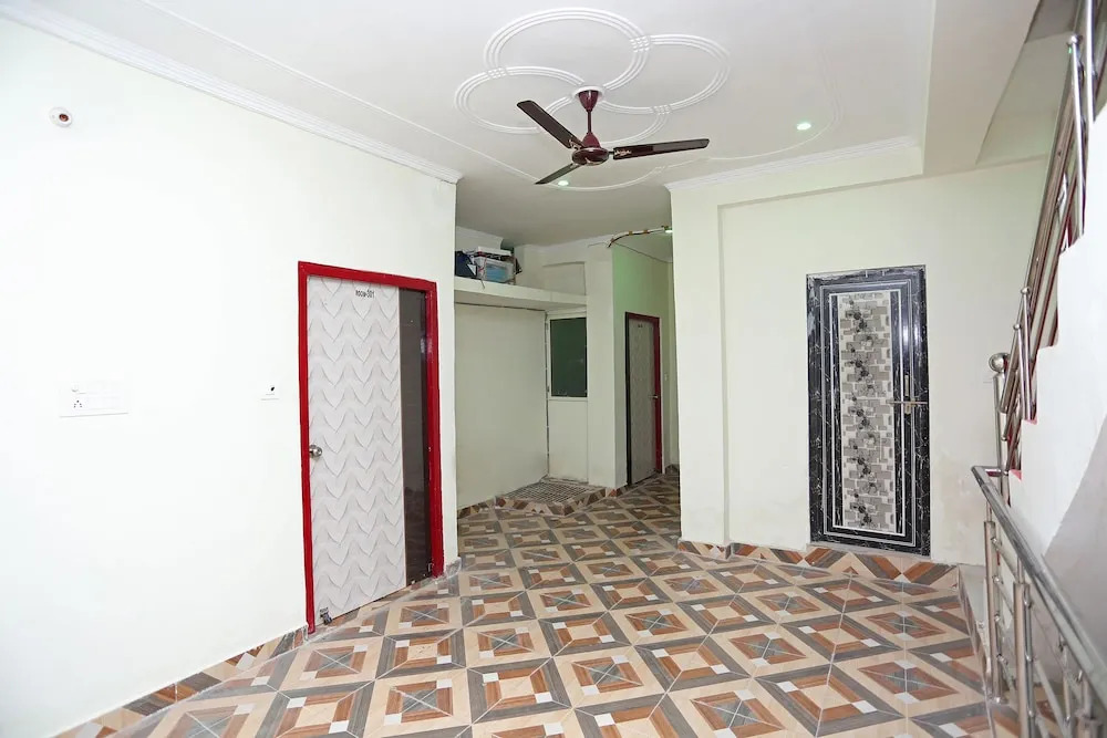 OYO 28801 Radhika Guest House