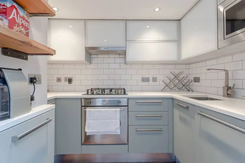 Stylish 2 Bedroom Flat With Large Garden