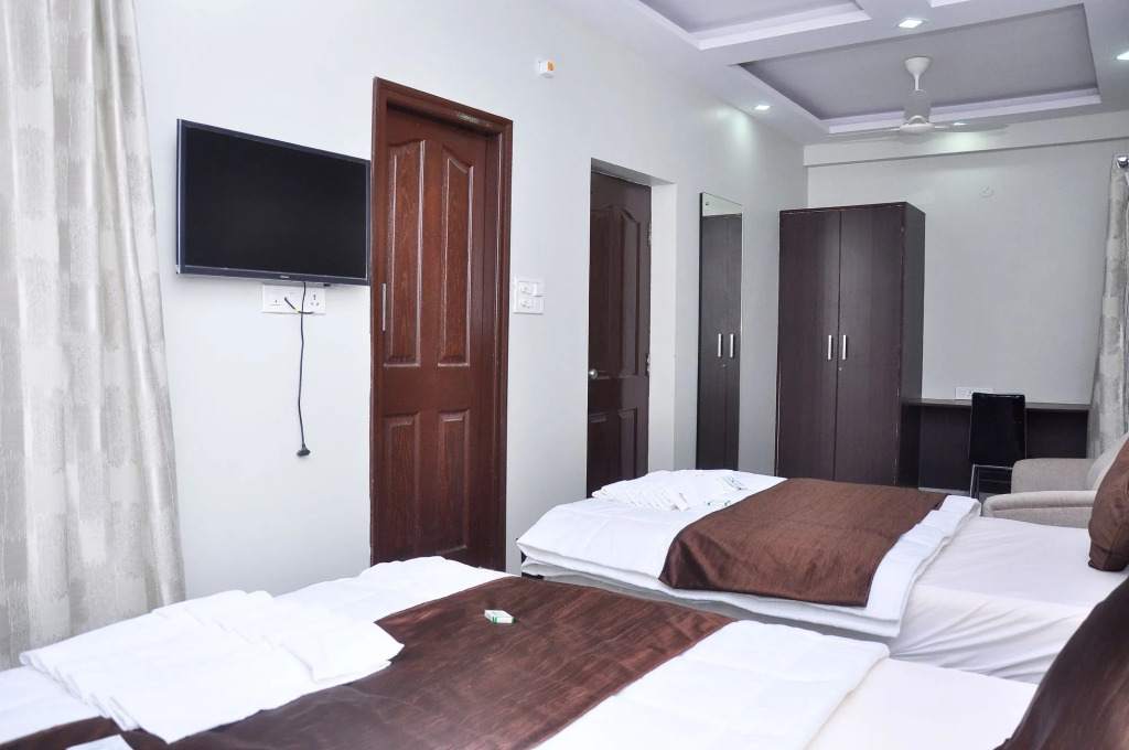 Capital O 2323 Royal Executive Inn