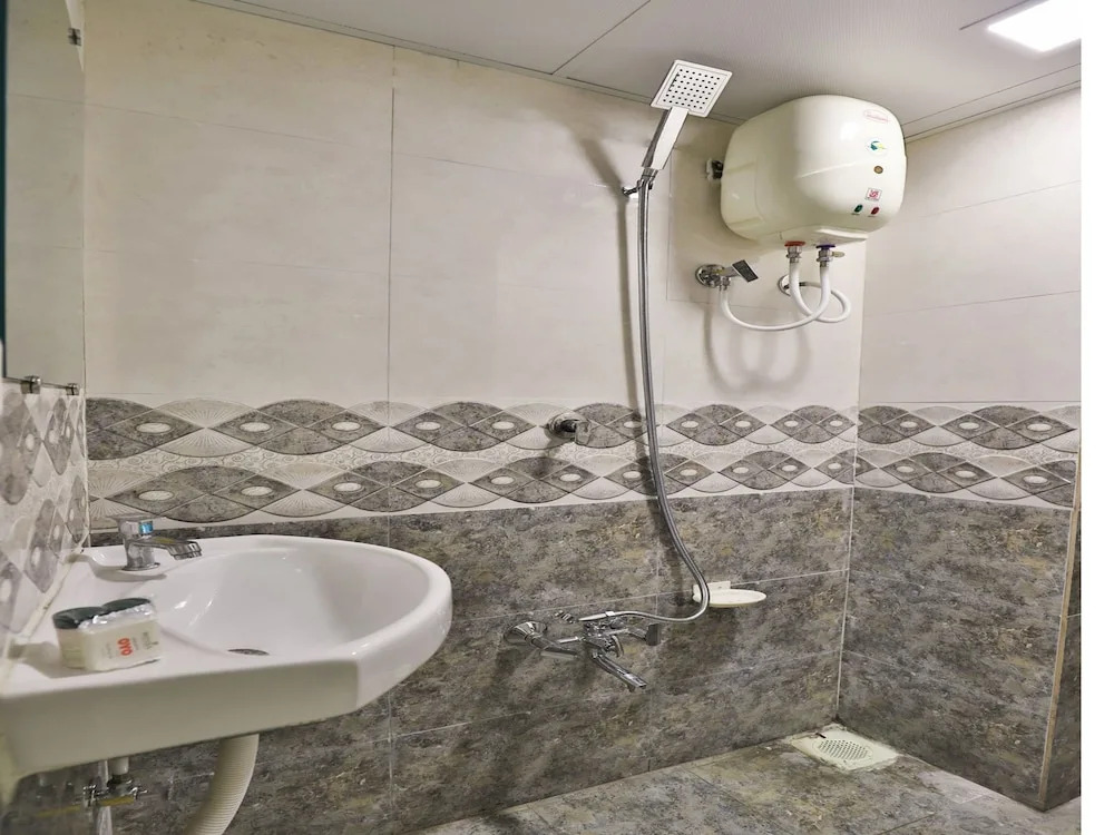 OYO 12229 Hotel Sarvagya