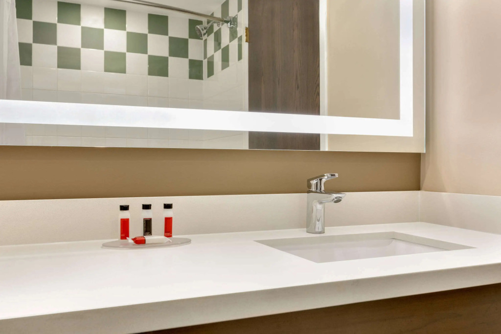 Super 8 by Wyndham Ajax/Toronto On