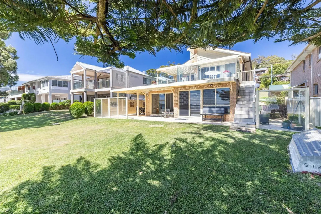 Sandy Beach House - Corlette Waterfront