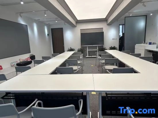 World Smart Hotel (Shanghai University of Finance and Economics Dabaishu Subway Station)