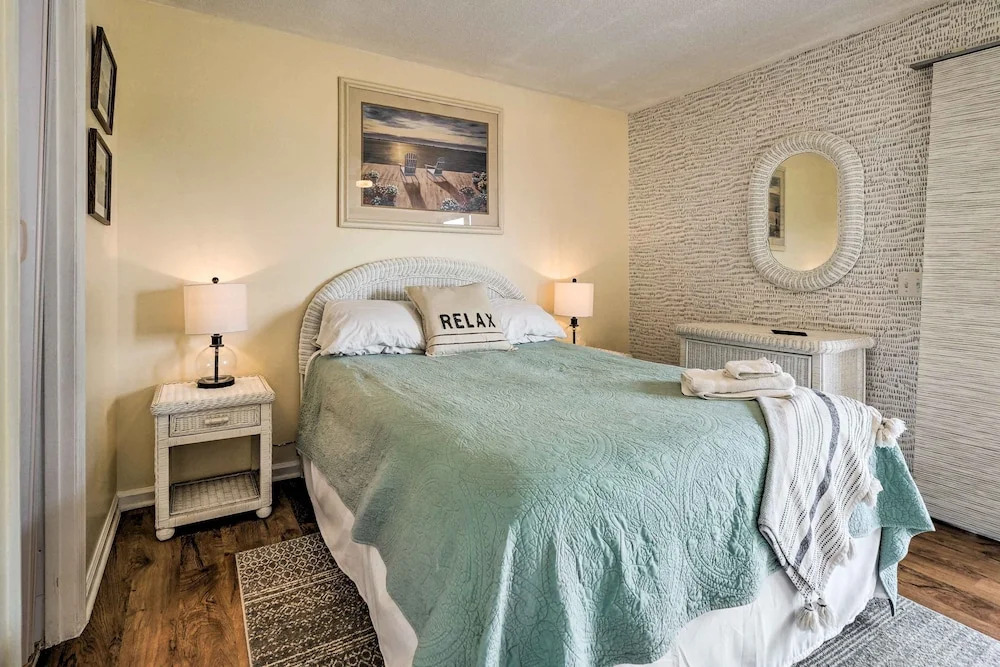 Coastal Condo w/ Pool Access - Steps to Beach