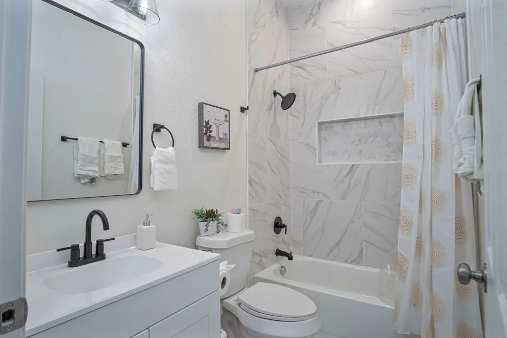 Pristine 3 BR/ 2BA Abode Close to Lovely Downtown!