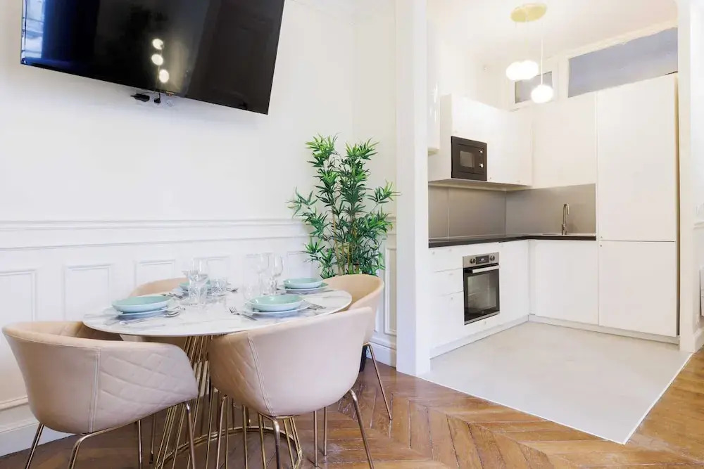 Chic and Refined Apartment