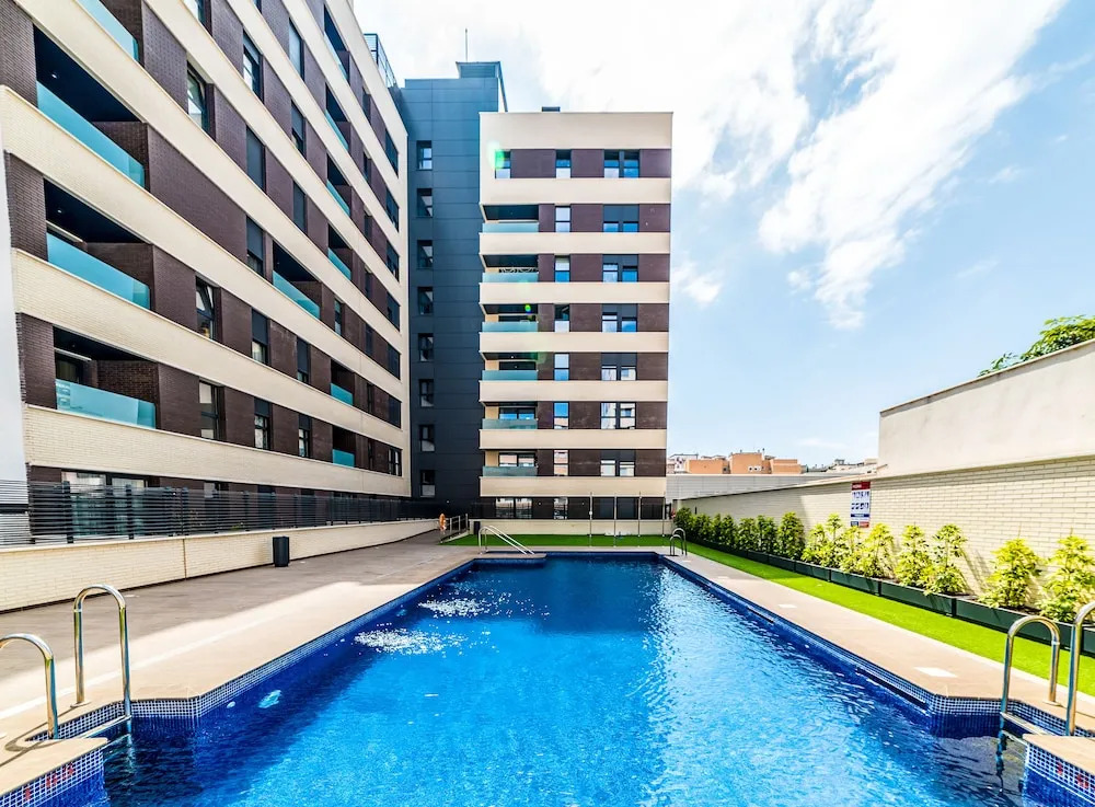 La Serna Premium Center