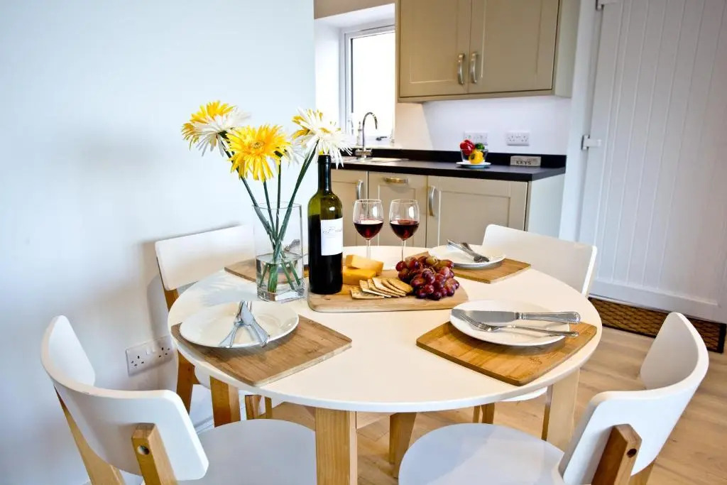 Avocet 2 Luxury Apartment with Pool and Parking