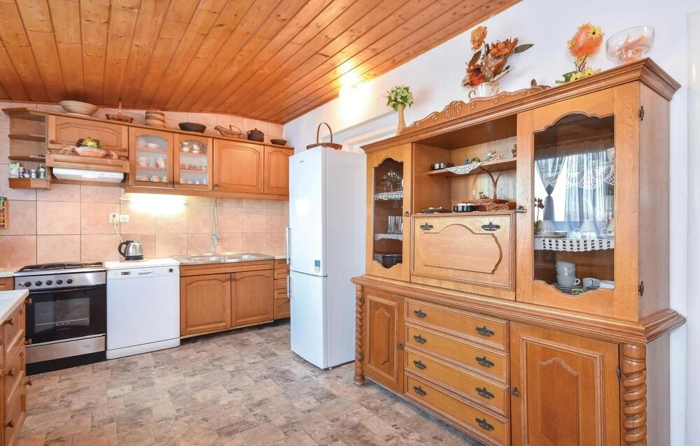 Nice Home in Slatine with Hot Tub, WiFi & 6 Bedrooms