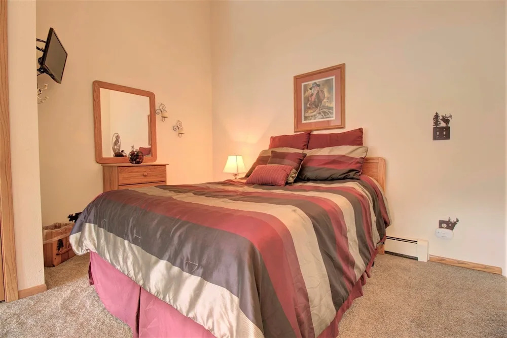 Dd402e Buffalo Village Studio 1 Bedroom Condo by RedAwning