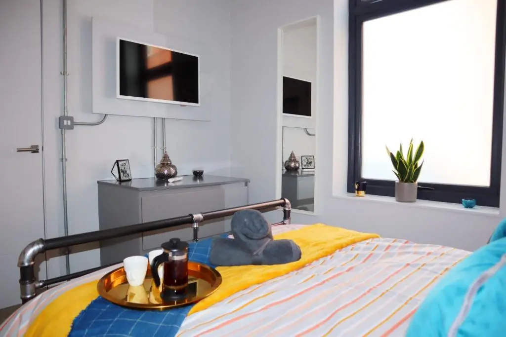 Trendy Urban Industrial Apartment - Great Location - Parking - Netflix - Fast WiFi - Smart TV - Beautiful 2 Double Bedroom Apartment sleeps up to 4!