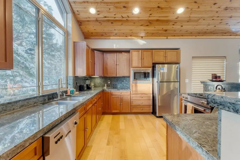 Cherry Hills Spacious Tahoe Cabin With Deck Fireplace Open Interiors