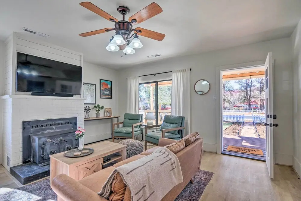 Modern Kanab Home: Fire Pit, Red Rock Views