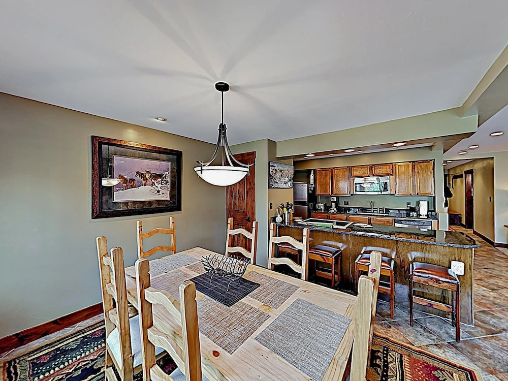 Downtown Marvel W/ Pool & Hot Tubs - Walk To Lifts! 2 Bedroom Condo