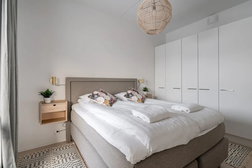 New 2BR Apt with Balcony, Sauna & Great Location