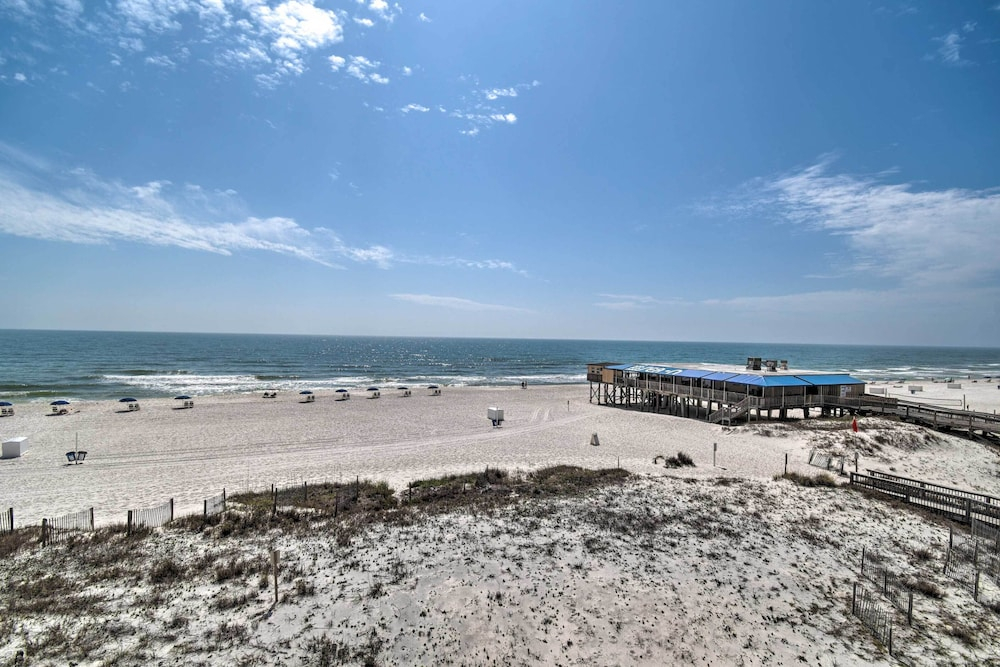 Bright Gulf Shores Beachfront Condo w/ Pool Access