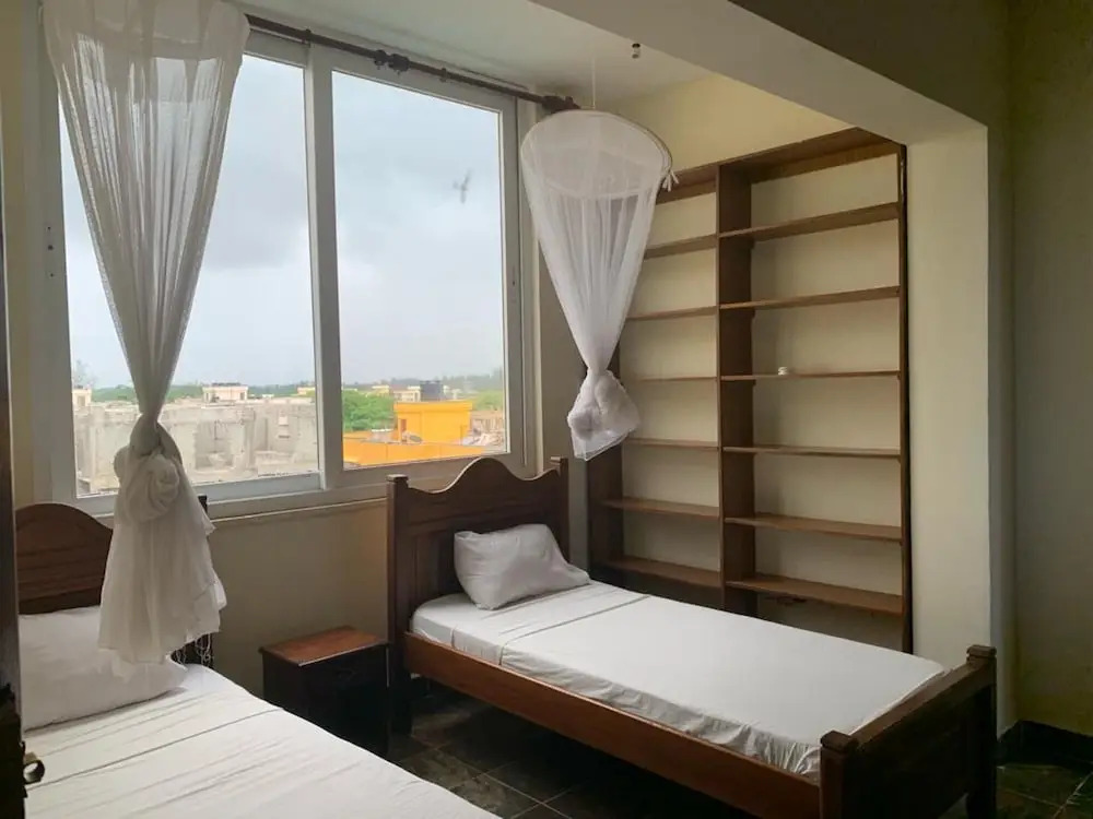 4 Bed Flat - Sleeps 8 - Pets - Pool - Parking