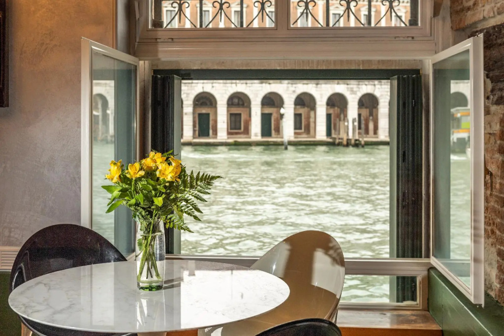 Locanda Leon Bianco on the Grand Canal