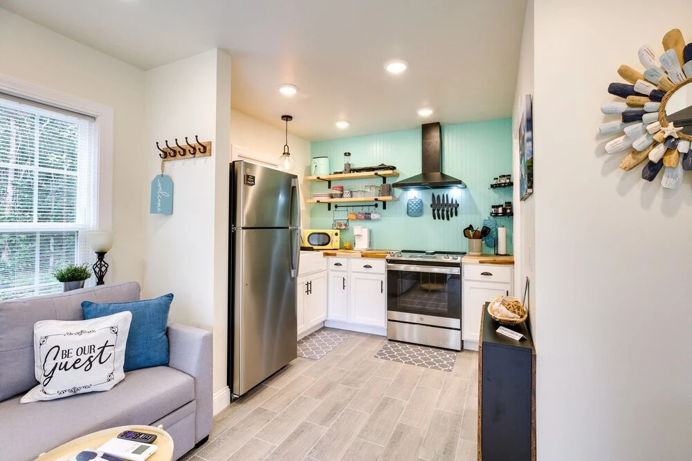 Cozy Cottage: Minutes to Downtown Southport!