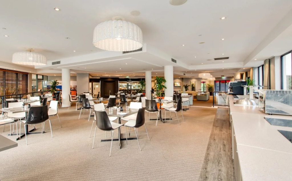 Oakbridge Hotel & Apartments