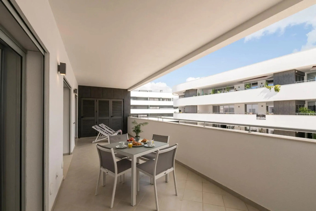 CoolHouses Lagos, 2 bed stylish city flat, rooftop shared pool, Clayheart