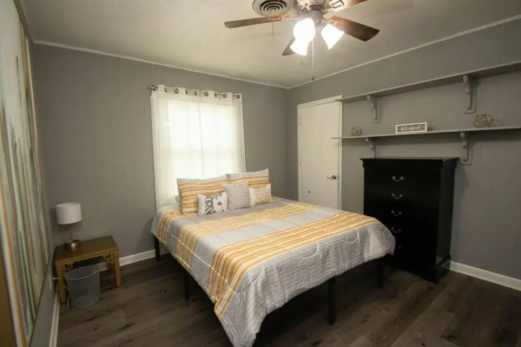 House - Sleeps 8 - Parking - Malls Close