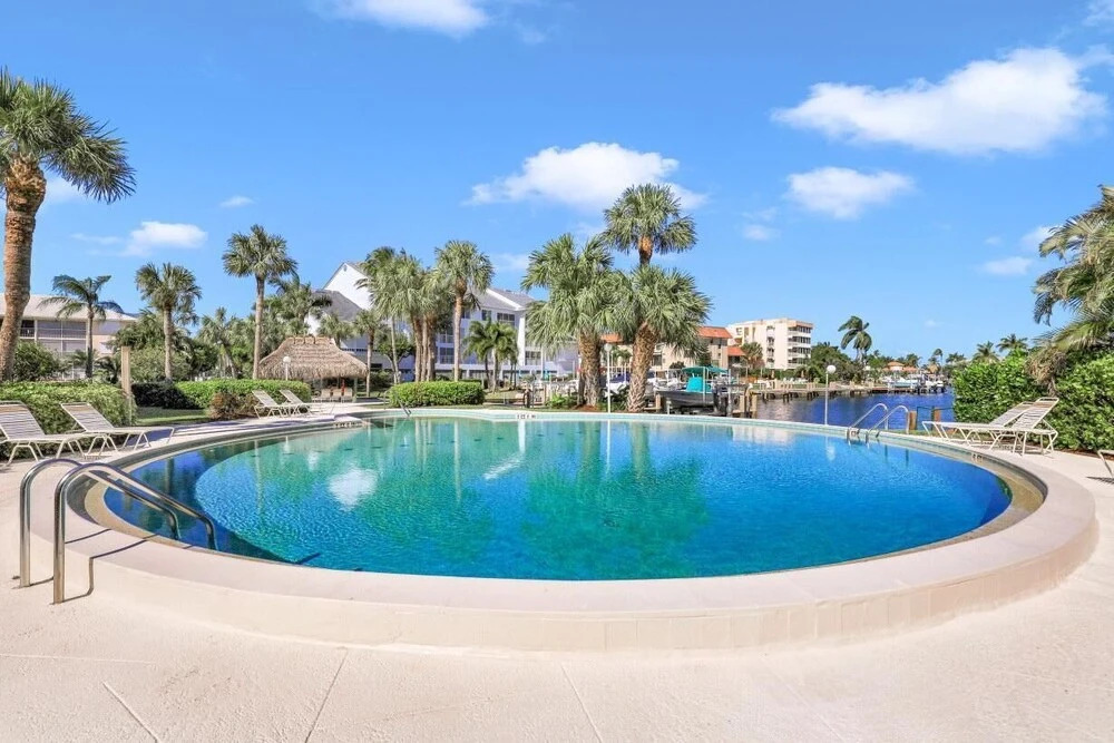 Bright Condo in Community With Pool/steps to Beach