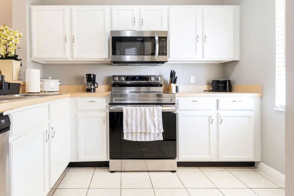 3BR Townhome Steps From Theme Parks Sleeps 6